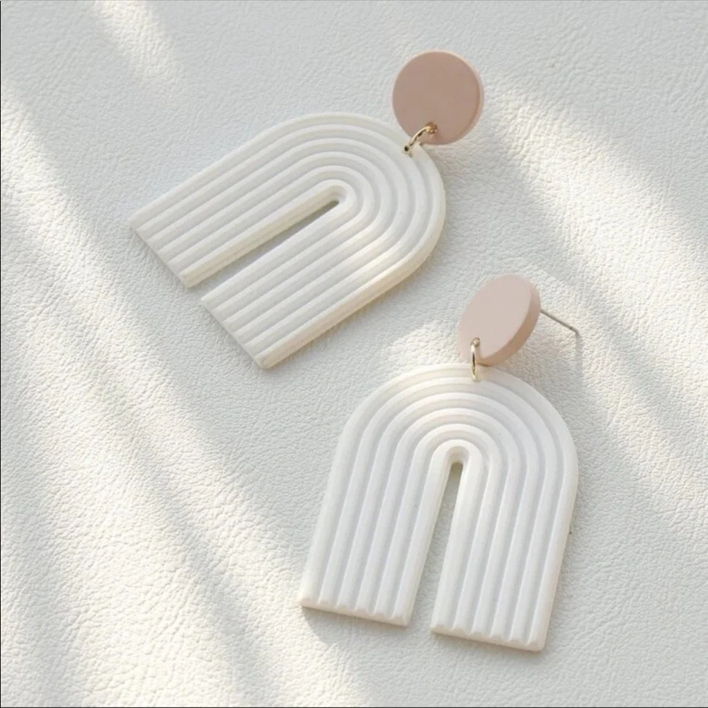 pink and white U shaped earrings - Picture 1 of 4